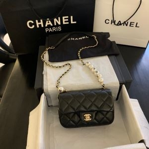 CHANEL ショルダーバッグ 新作 抜群なデザイン性で人気 レディース シャネル コピー バッグ ブラック ホワイト ストリート 安価